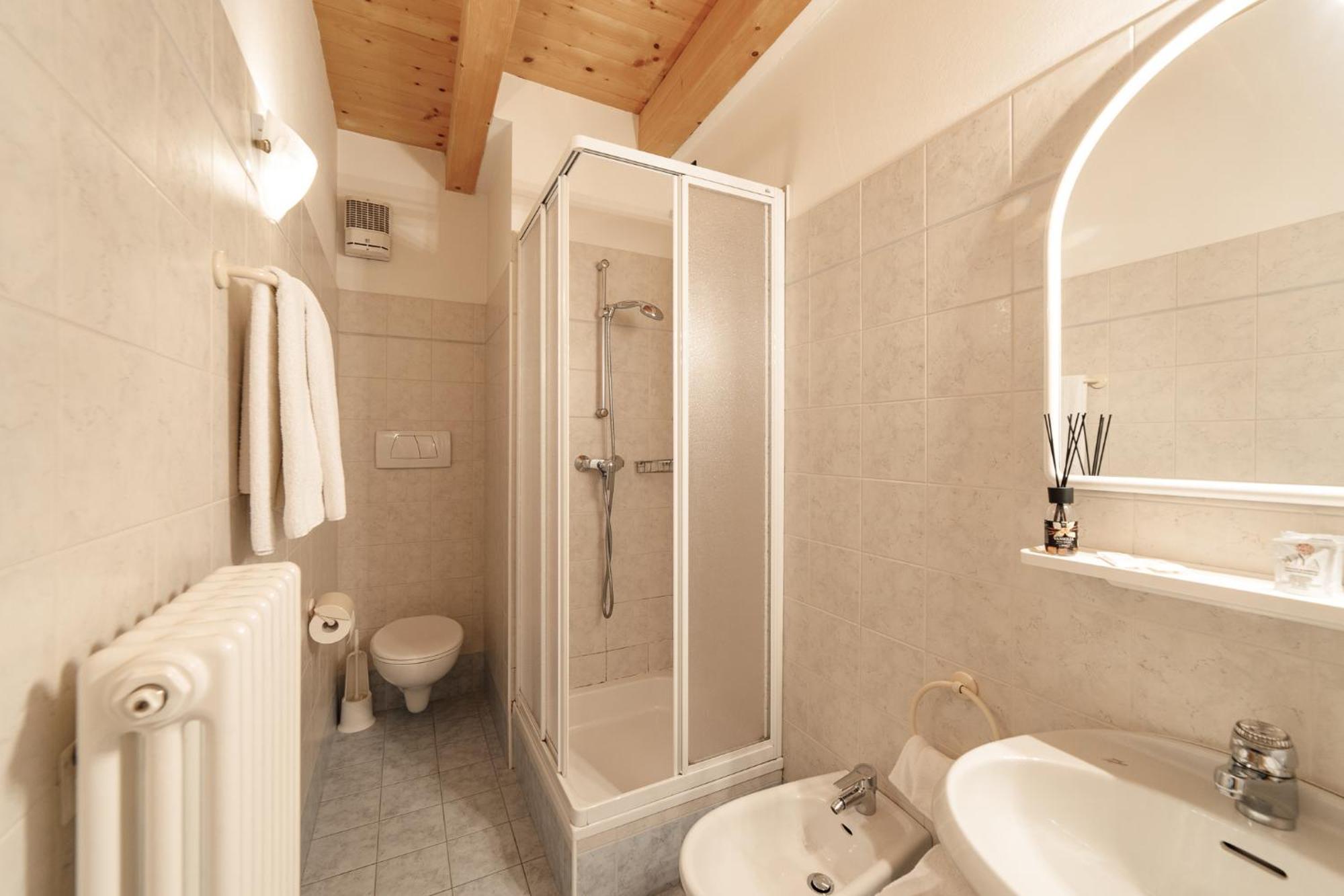 Hotel Al Bivio - Pizzeria, Pool & Sauna Imer Bagian luar foto